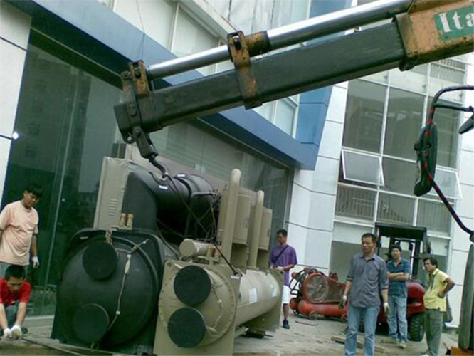 范县随车吊和汽车吊的核心区别是什么？哪种更省钱？