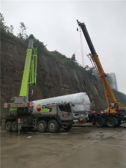 范县“不怕风雨冻”—— 吊车的 “恶劣环境适应” 技术